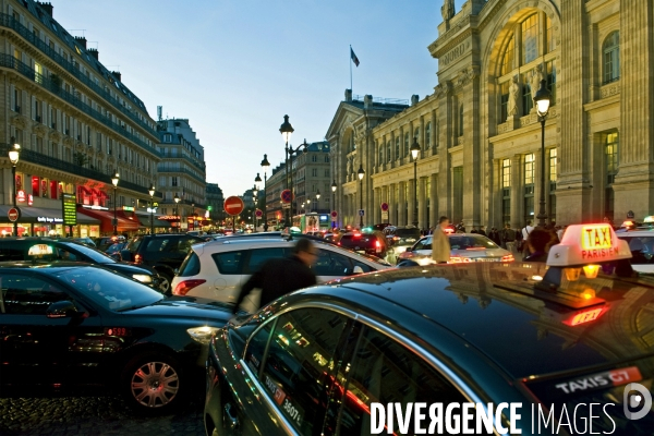 Illustration Octobre 2014.Embouteillage devant la gare du Nord. La premiere gare en Europe par le nombre de passagers a fete ses 150 ans cette annee.