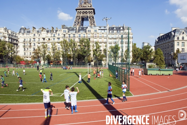 Illustration Octobre 2014. es scolaires a l entrainement de football au centre sportif municipal Emile Anthoine dans le 15 eme arrondissement