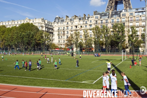 Illustration Octobre 2014. es scolaires a l entrainement de football au centre sportif municipal Emile Anthoine dans le 15 eme arrondissement
