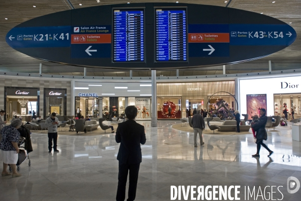 Illustration Octobre 2014.Voyageurs et galerie marchande au terminal E d  Air France à l aeroport Paris Roissy Charles de Gaulle.