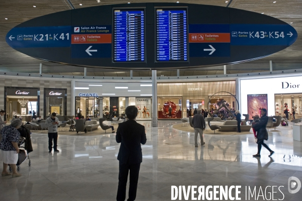 Illustration Octobre 2014.Voyageurs et galerie marchande au terminal E d  Air France à l aeroport Paris Roissy Charles de Gaulle.