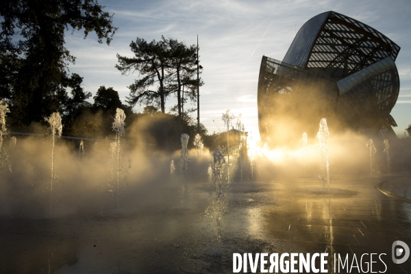 Ouverture au public du batiment de la fondation Louis Vuitton dans le bois de Boulogne à Paris.