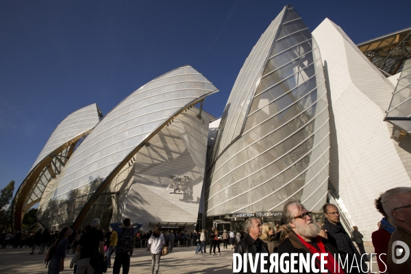 Ouverture au public du batiment de la fondation Louis Vuitton dans le bois de Boulogne à Paris.