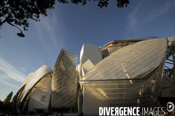 Ouverture au public du batiment de la fondation Louis Vuitton dans le bois de Boulogne à Paris.