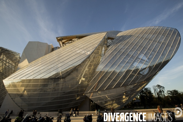 Ouverture au public du batiment de la fondation Louis Vuitton dans le bois de Boulogne à Paris.