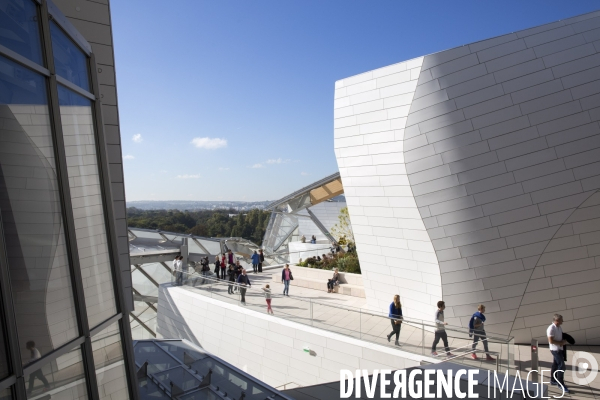 Ouverture au public du batiment de la fondation Louis Vuitton dans le bois de Boulogne à Paris.