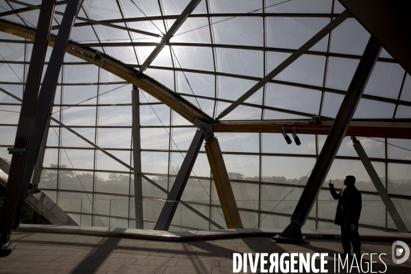 Ouverture au public du batiment de la fondation Louis Vuitton dans le bois de Boulogne à Paris.