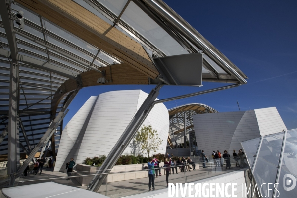 Ouverture au public du batiment de la fondation Louis Vuitton dans le bois de Boulogne à Paris.