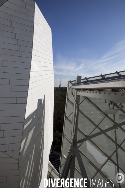 Ouverture au public du batiment de la fondation Louis Vuitton dans le bois de Boulogne à Paris.