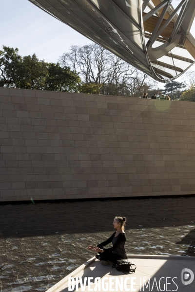 Ouverture au public du batiment de la fondation Louis Vuitton dans le bois de Boulogne à Paris.