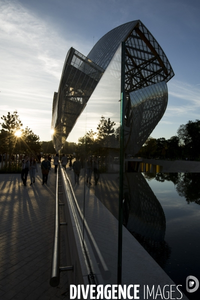 Ouverture au public du batiment de la fondation Louis Vuitton dans le bois de Boulogne à Paris.