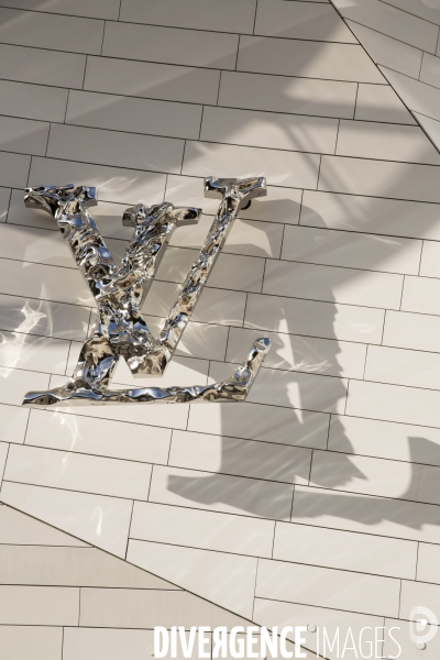 Ouverture au public du batiment de la fondation Louis Vuitton dans le bois de Boulogne à Paris.