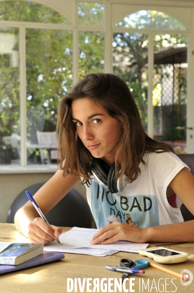 Scolarité à l école et à la maison. Schooling at school and at home