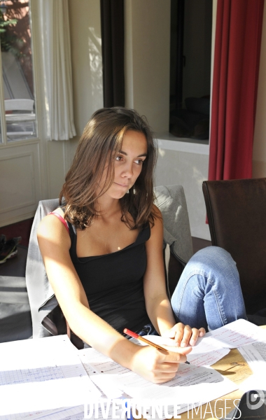 Scolarité à l école et à la maison. Schooling at school and at home