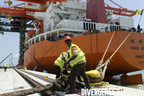 Made in TOGO : Livraison des grues ZPMC au Port Autonome de Lomé.