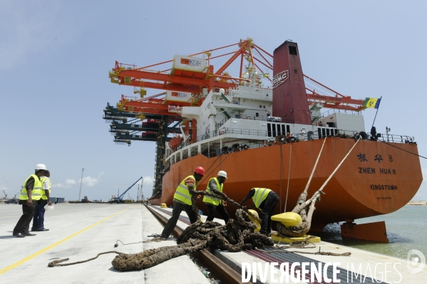 Made in TOGO : Livraison des grues ZPMC au Port Autonome de Lomé.
