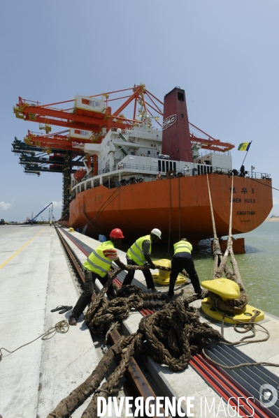 Made in TOGO : Livraison des grues ZPMC au Port Autonome de Lomé.