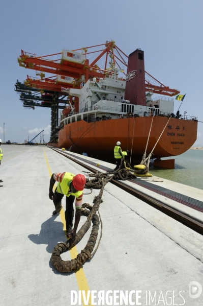 Made in TOGO : Livraison des grues ZPMC au Port Autonome de Lomé.