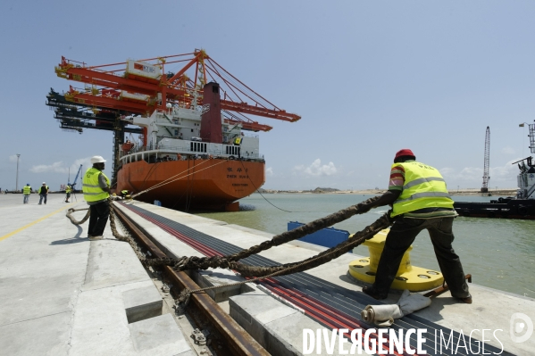 Made in TOGO : Livraison des grues ZPMC au Port Autonome de Lomé.