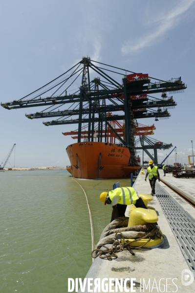 Made in TOGO : Livraison des grues ZPMC au Port Autonome de Lomé.