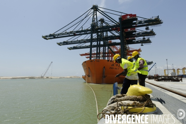Made in TOGO : Livraison des grues ZPMC au Port Autonome de Lomé.