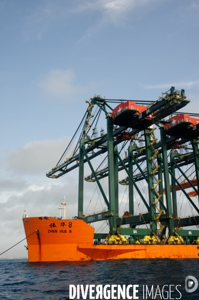 Made in TOGO : Livraison des grues ZPMC au Port Autonome de Lomé.