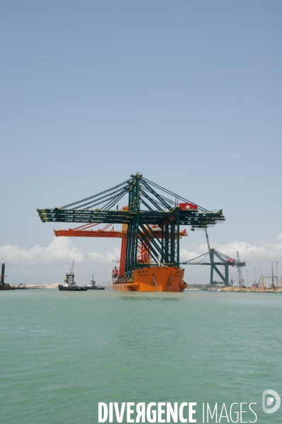 Made in TOGO : Livraison des grues ZPMC au Port Autonome de Lomé.