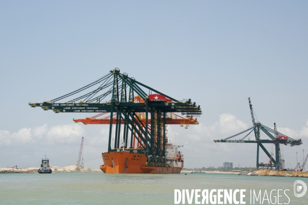 Made in TOGO : Livraison des grues ZPMC au Port Autonome de Lomé.