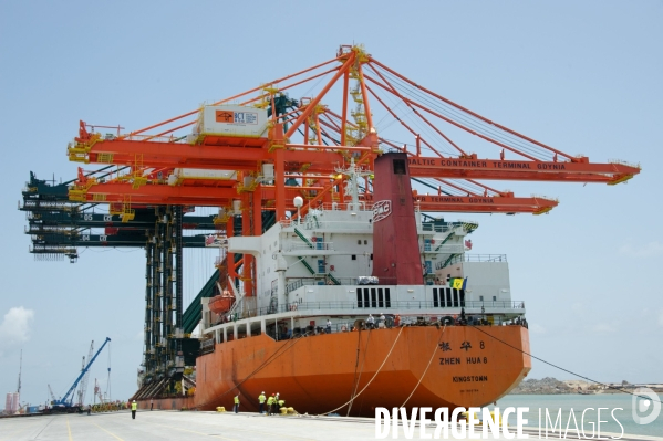 Made in TOGO : Livraison des grues ZPMC au Port Autonome de Lomé.