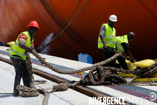 Made in TOGO : Livraison des grues ZPMC au Port Autonome de Lomé.