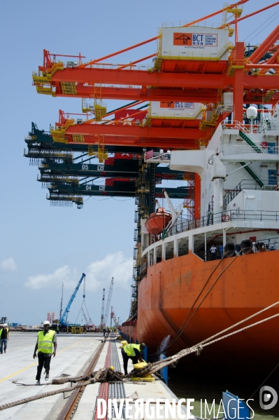 Made in TOGO : Livraison des grues ZPMC au Port Autonome de Lomé.