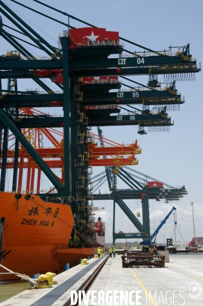 Made in TOGO : Livraison des grues ZPMC au Port Autonome de Lomé.
