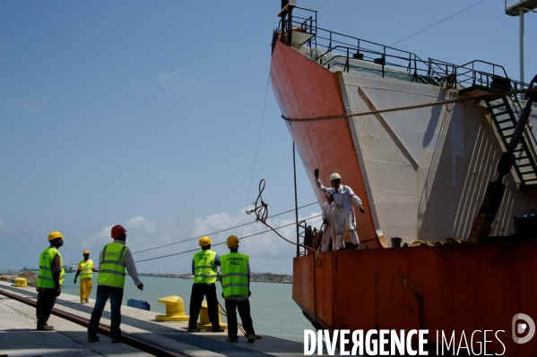 Made in TOGO : Livraison des grues ZPMC au Port Autonome de Lomé.