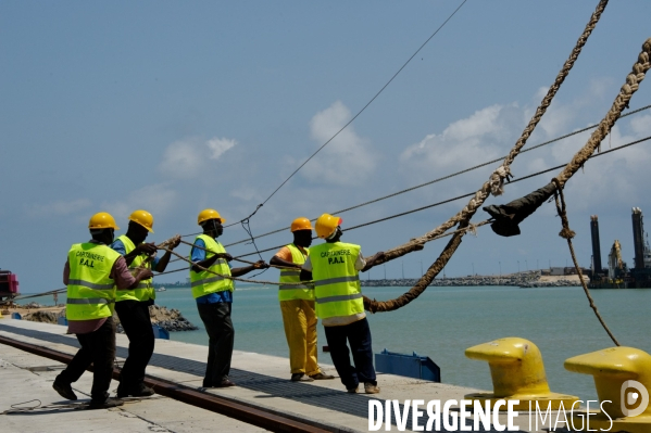Made in TOGO : Livraison des grues ZPMC au Port Autonome de Lomé.