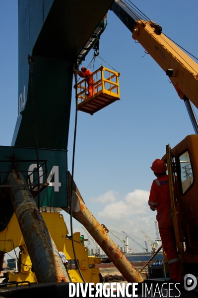 Made in TOGO : Livraison des grues ZPMC au Port Autonome de Lomé.