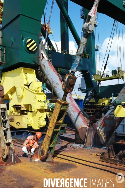 Made in TOGO : Livraison des grues ZPMC au Port Autonome de Lomé.