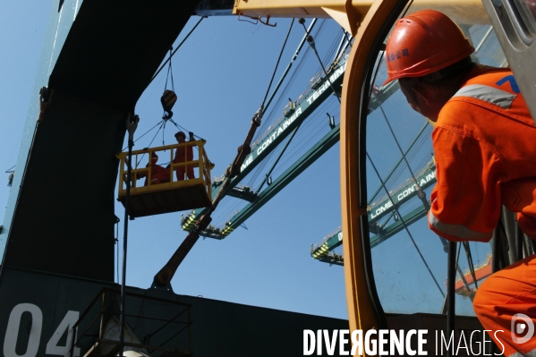Made in TOGO : Livraison des grues ZPMC au Port Autonome de Lomé.