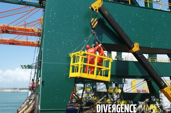 Made in TOGO : Livraison des grues ZPMC au Port Autonome de Lomé.