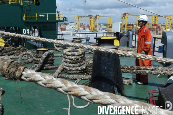 Made in TOGO : Livraison des grues ZPMC au Port Autonome de Lomé.