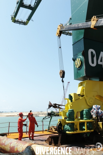 Made in TOGO : Livraison des grues ZPMC au Port Autonome de Lomé.