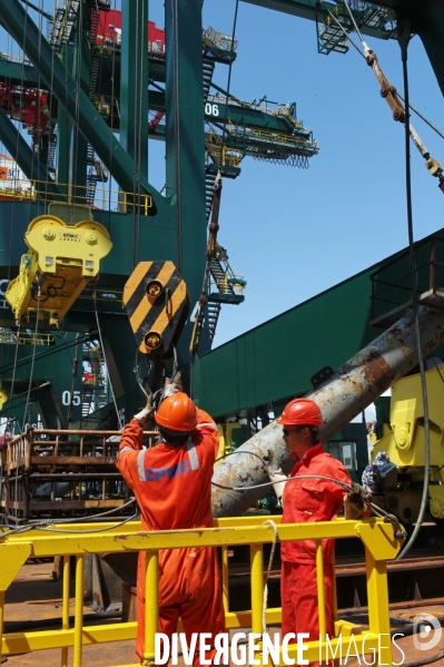 Made in TOGO : Livraison des grues ZPMC au Port Autonome de Lomé.