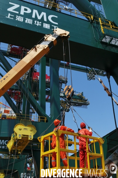 Made in TOGO : Livraison des grues ZPMC au Port Autonome de Lomé.