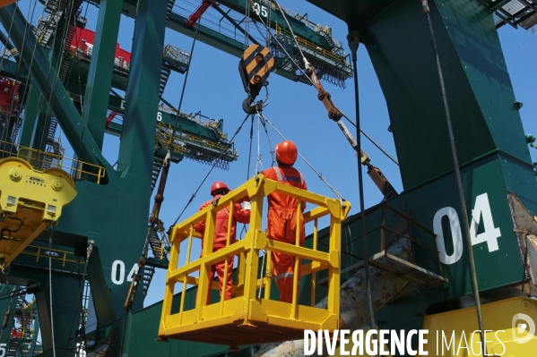 Made in TOGO : Livraison des grues ZPMC au Port Autonome de Lomé.