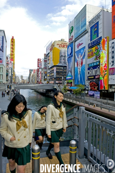Osaka. Ecolieres en uniforme dans la rue