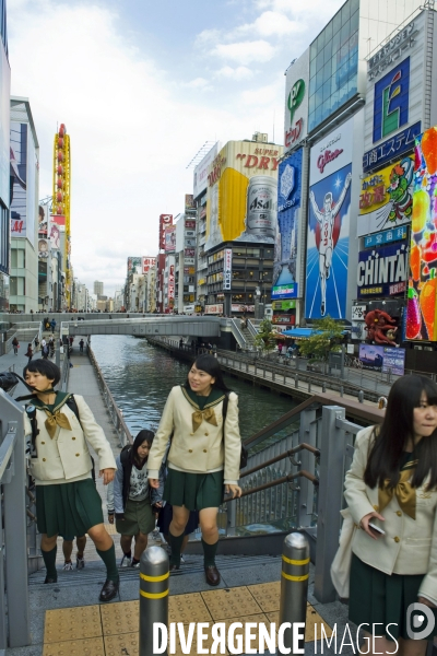 Osaka. Ecolieres en uniforme dans la rue