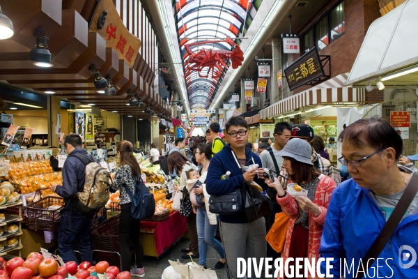 Osaka. Dans le quartier de Nanba, le Kuromon Ichiba, est le plus grand marché couvert d Osaka