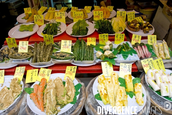 Osaka. Dans le quartier de Nanba, le Kuromon Ichiba, est le plus grand marché couvert d Osaka