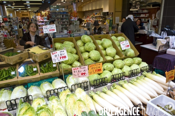 Osaka. Dans le quartier de Nanba, le Kuromon Ichiba, est le plus grand marché couvert d Osaka