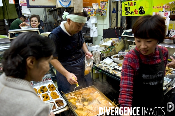 Osaka. Dans le quartier de Nanba, le Kuromon Ichiba, est le plus grand marché couvert d Osaka