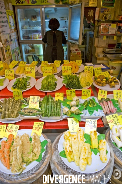Osaka. Dans le quartier de Nanba, le Kuromon Ichiba, est le plus grand marché couvert d Osaka